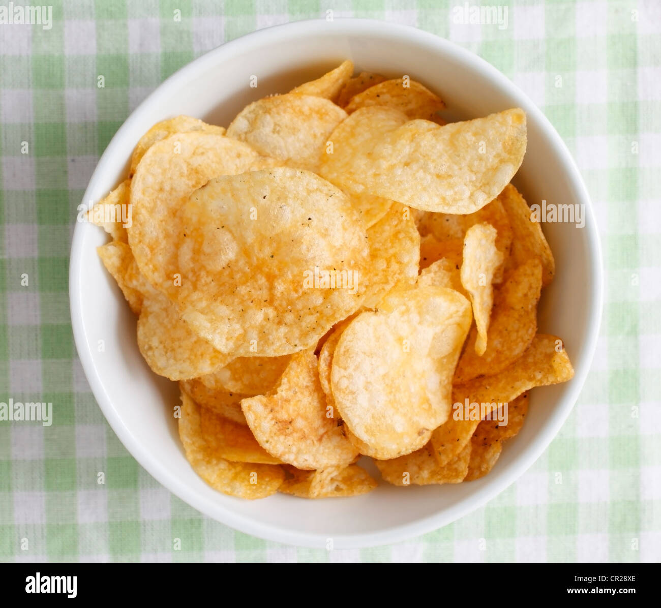 Kartoffel-Chips in einer Schüssel außerhalb Stockfoto