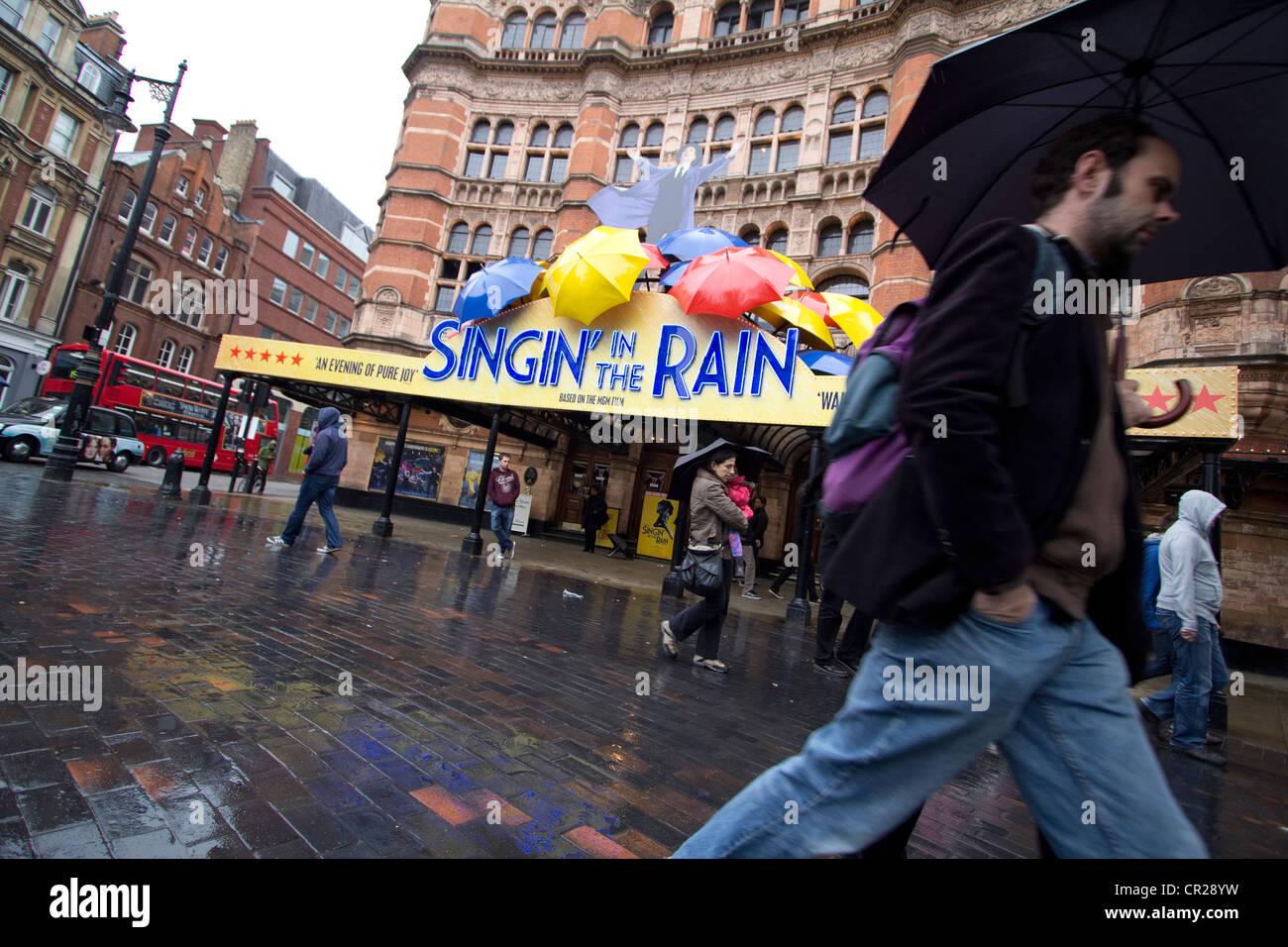 Singin im Regen singen im Regen Palace Theatre London, in britische Regenwetter Stockfoto