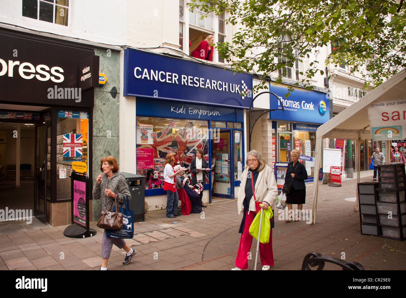 Cancer Research UK Charity und Thomas Cook Reisen Urlaub Shop Ladengeschäft im Zentrum von Newton Abbot Devon UK. Stockfoto