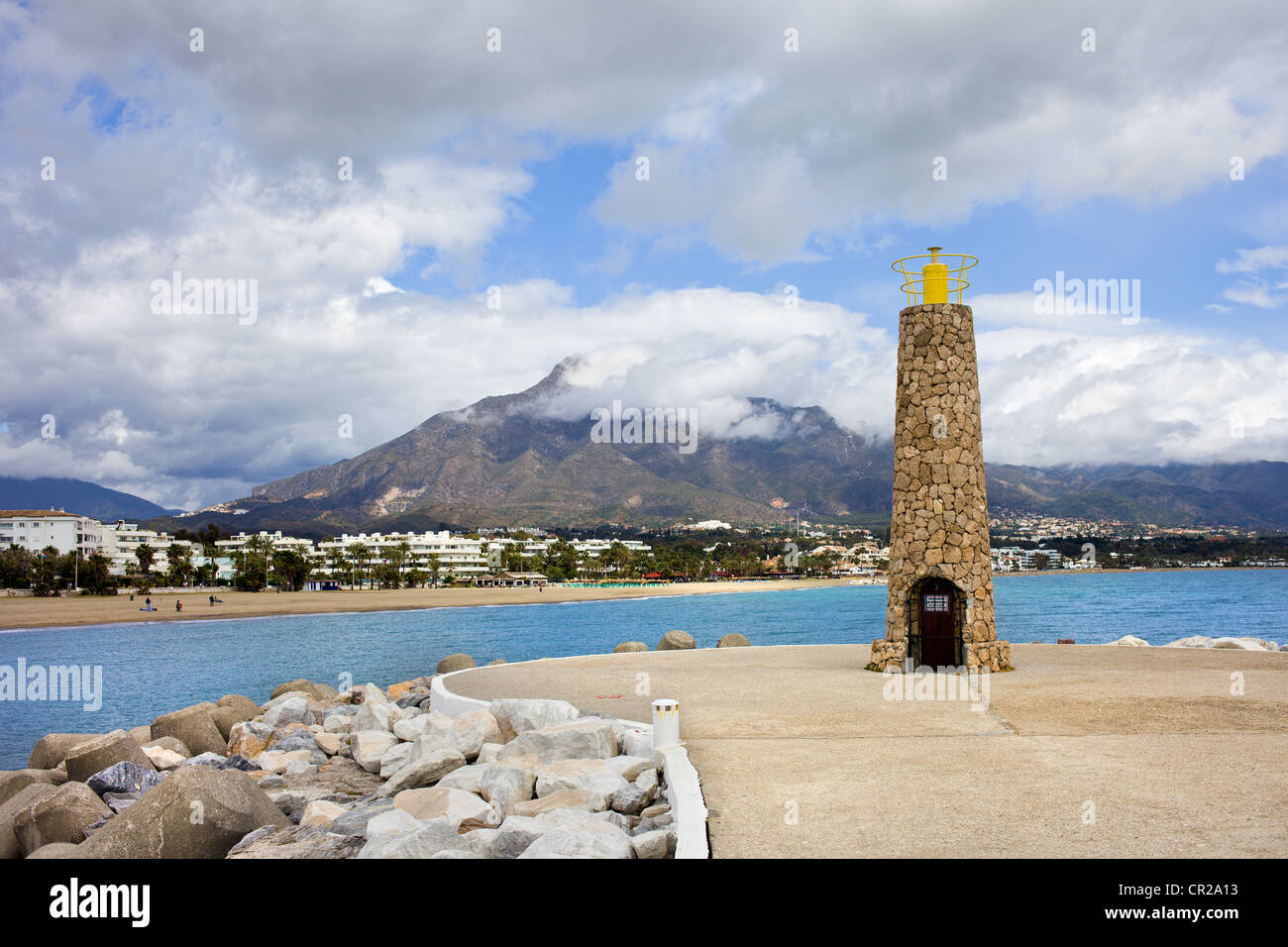 Stein-Leuchtturm an malerischen Costa Del Sol in Puerto Banus bei Marbella in Spanien, südliche Andalusien, Provinz Malaga. Stockfoto