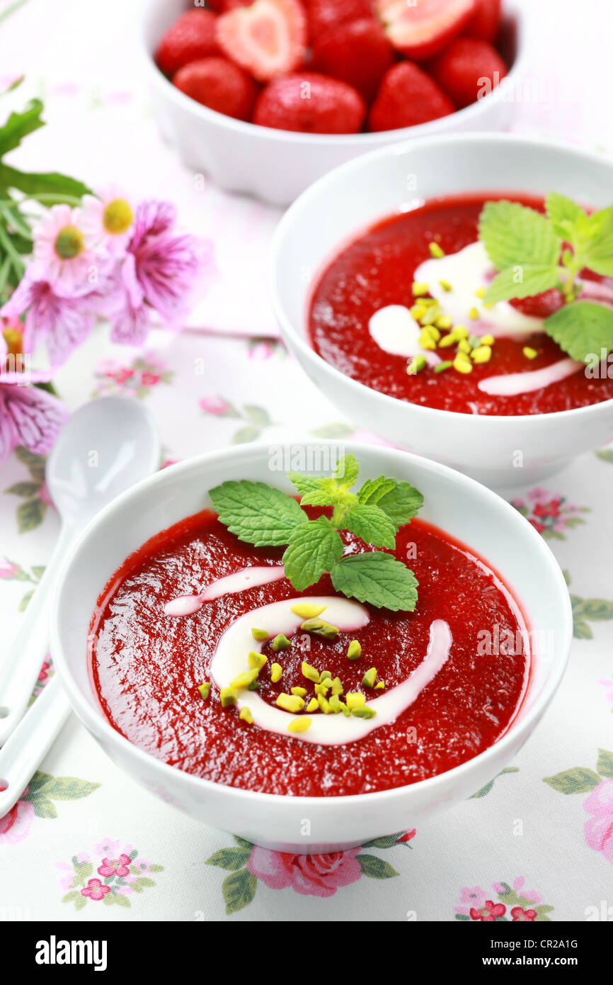 Erfrischende kalte Erdbeer-Suppe für heiße Sommertage Stockfoto