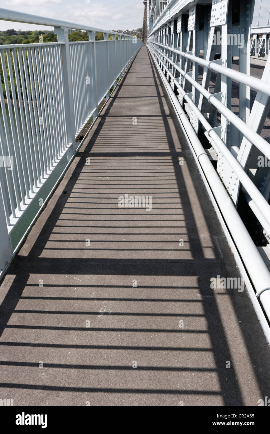 Fußgängerzone am Thomas Telfords Menai Aufhebung-Brücke, eröffnet im Jahre 1826, Anglesey mit dem walisischen Festland verbindet. Stockfoto