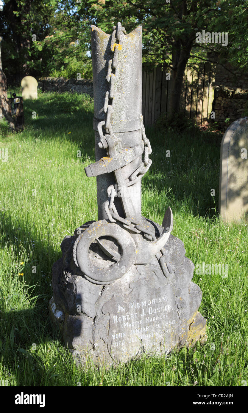Master Mariner's Grabstein auf dem Friedhof der All Saints Pfarrkirche Slingsby, North Yorkshire, England, Großbritannien Stockfoto