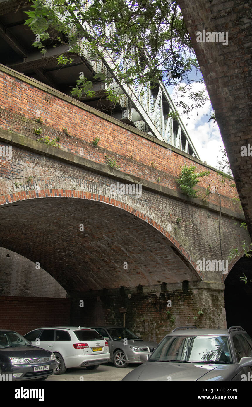 Parkplatz unter der Eisenbahn-Viadukte Castlefields Manchester Stockfoto