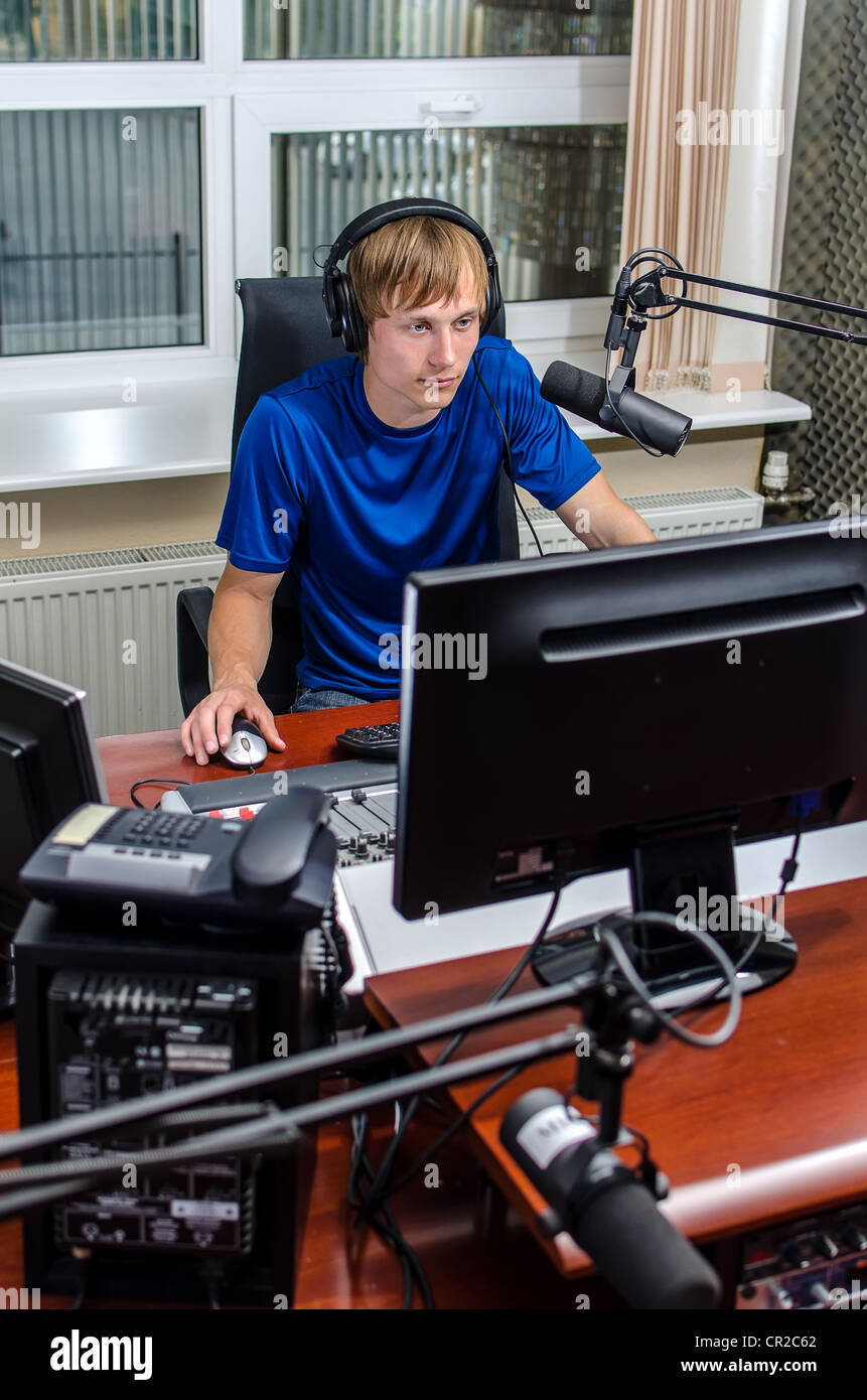 Moderator sitzt vor einem Mikrofon im radio Stockfoto