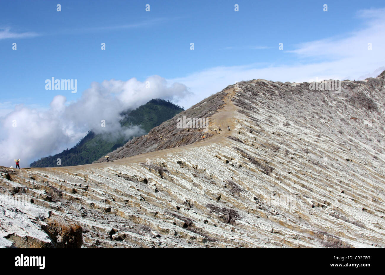 Schwefel-Bergleute am Kraterrand des Vulkans Ijen in Indonesien Stockfoto