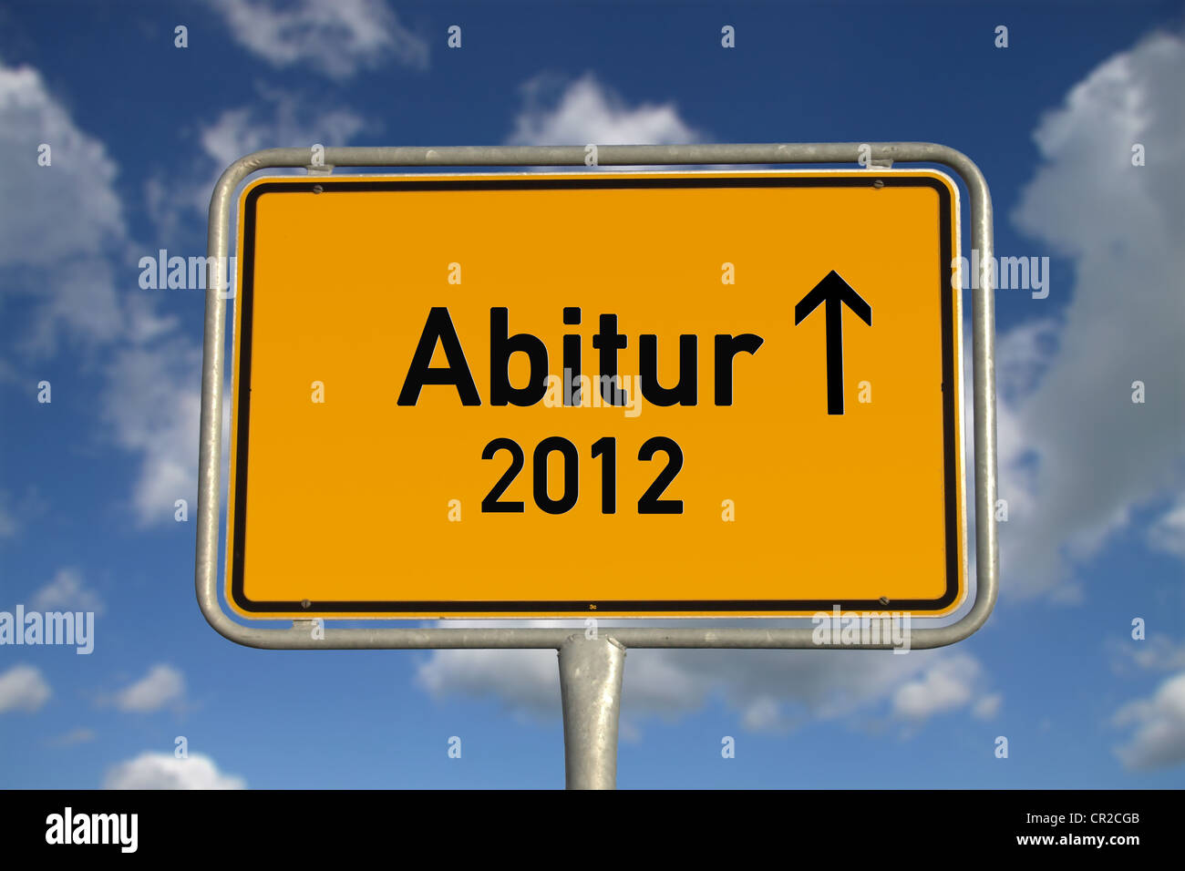 Deutsche Zeichen Straßenverkehr Abschluss 2012 mit blauem Himmel und weißen Wolken Stockfoto