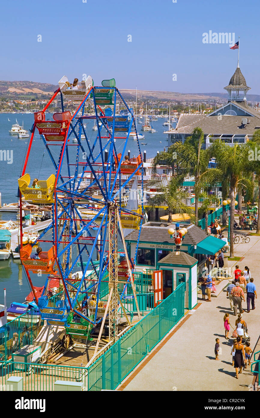 Diese bunten Riesenrad ist ein Wahrzeichen von der Fun-Zone auf der Balboa Peninsula mit Blick auf Hafen von Newport in Newport Beach, Kalifornien, USA. Stockfoto