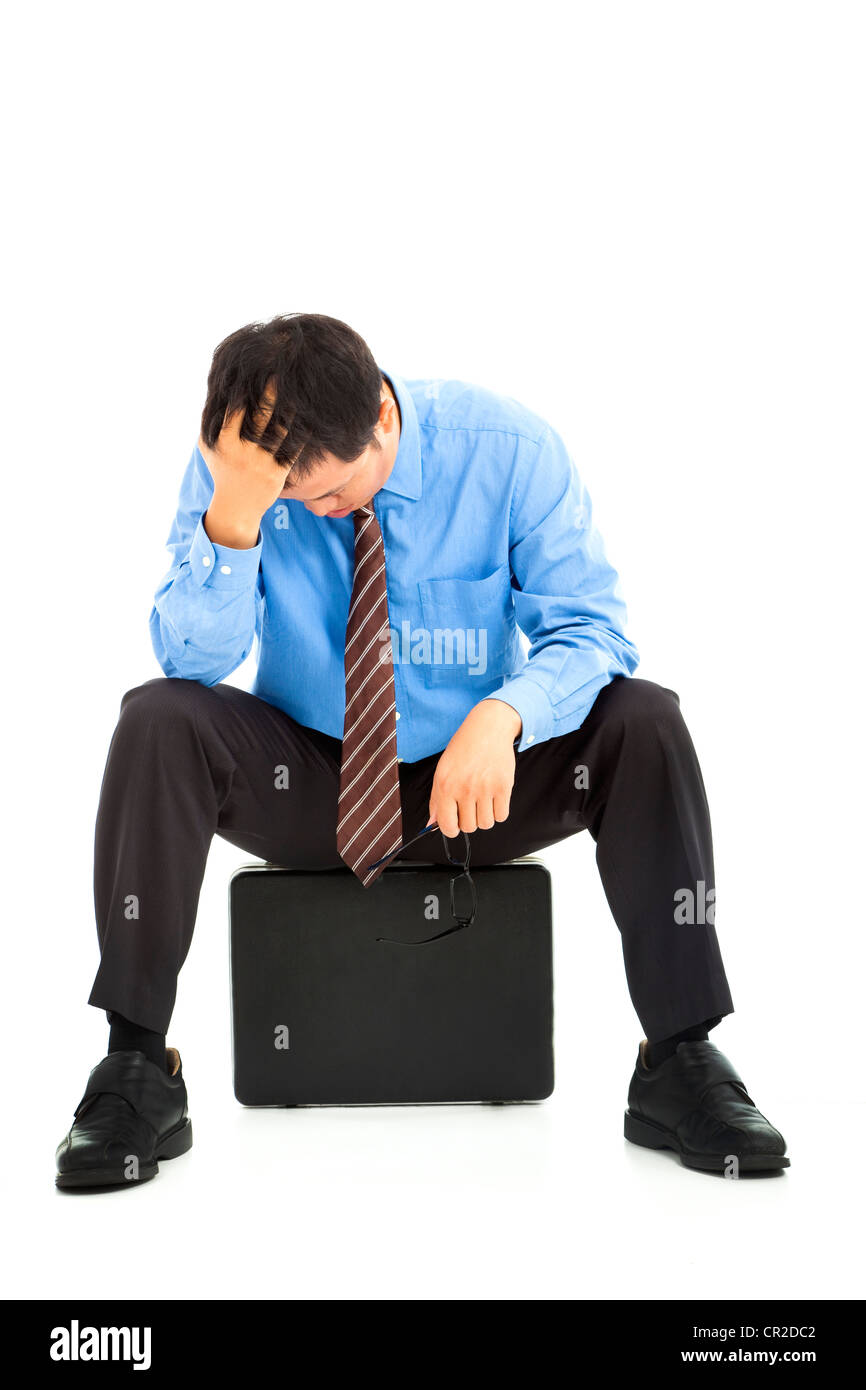 frustriert Geschäftsmann sitzt auf den Aktenkoffer Stockfoto