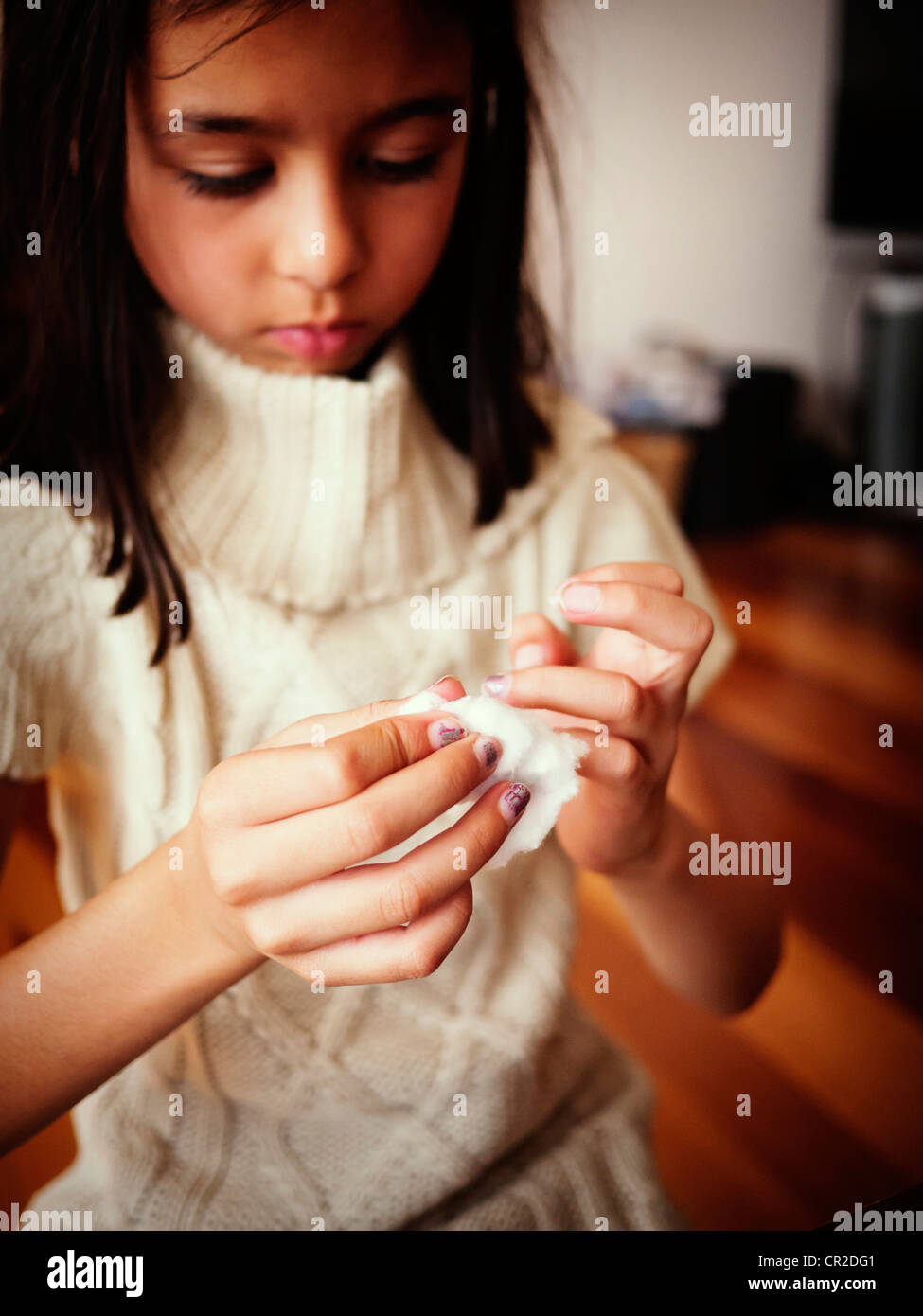 Mädchen entfernt Nagellack Stockfoto