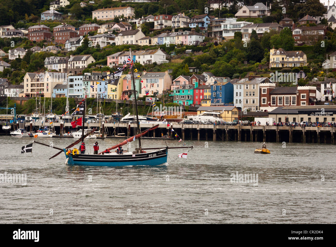 Luxus-Yachten und Motoryachten auf dem River Dart am Dartmouth eine Flottille von Booten, die Diamant-Jubiläum zu feiern Stockfoto