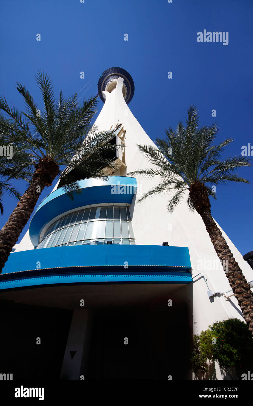 LAS VEGAS - 19 SEPTEMBER: Stratosphere Hotel Tower mit Palme am 19. September 2011 in Las Vegas, Nevada. Stockfoto