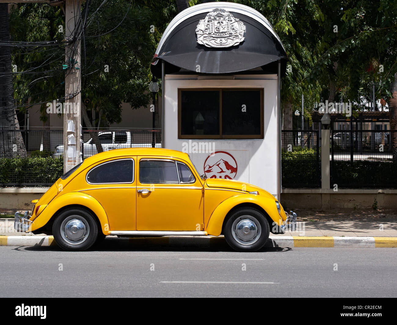 Vintage gelb VW Käfer vor eine thailändische Polizei Box geparkt. Thailand-Asien Stockfoto
