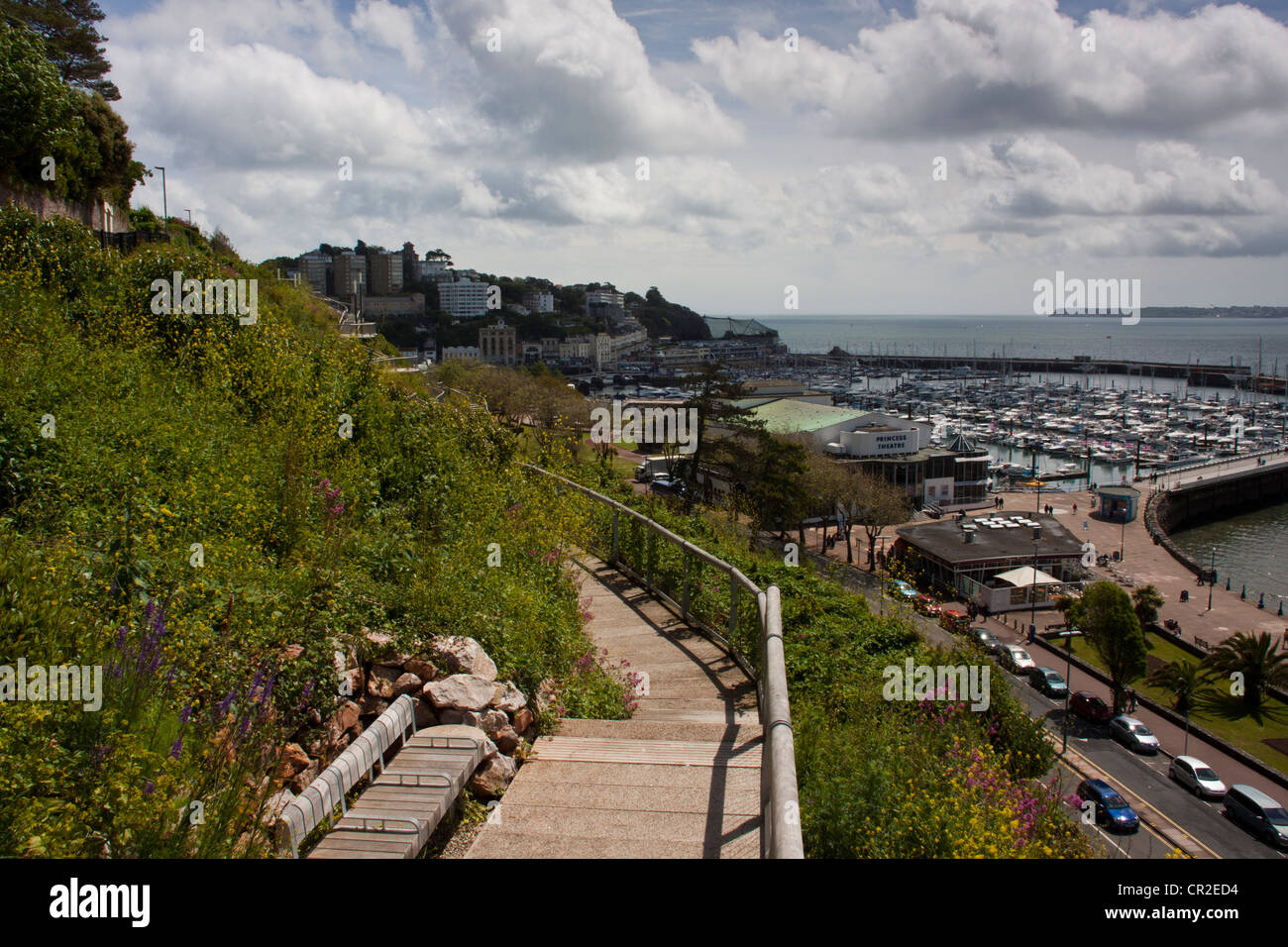 Torquay Marina und Hafen, mit Prinzessin Theater und dem Pavillon und dem Sea Life Center, gehen alle auf der Suche nach unten aus dem Felsen. Stockfoto