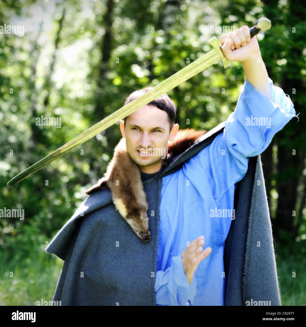 Fantasie-Porträt von schöner gefährlichen Mann mit mittelalterlichen Schwert Stockfoto