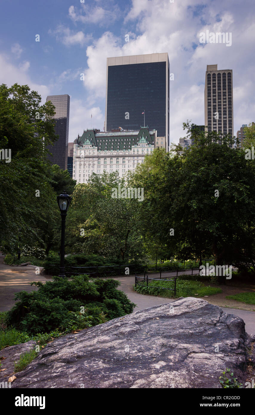 Central Park in New York City View Hotel Plaza und Central Park South Stockfoto