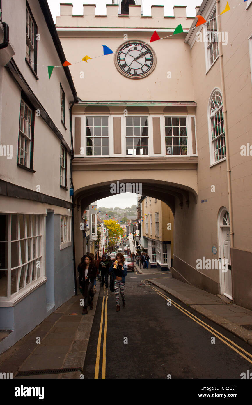 Uhrturm am Osttor zwischen High Street und Vordergrund Straße in Totnes Devon UK. Stockfoto