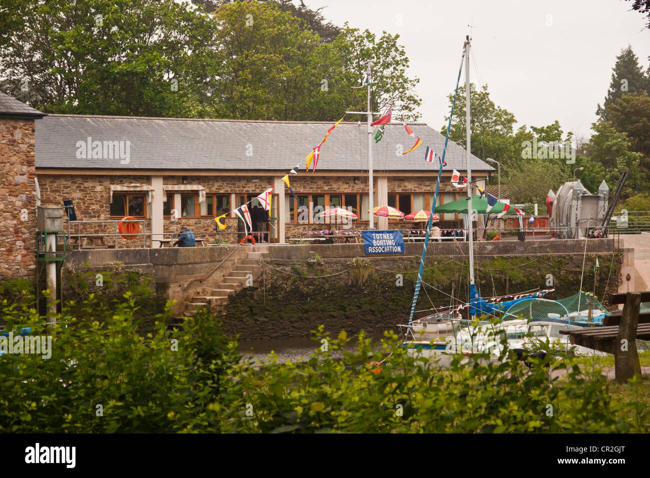 Yachten und Boote vertäut am Fluss Dart in Totnes, Devon UK, Yachten gekennzeichnet bereit für silbernes Jubiläum feiern, Ensign Fahne. Stockfoto