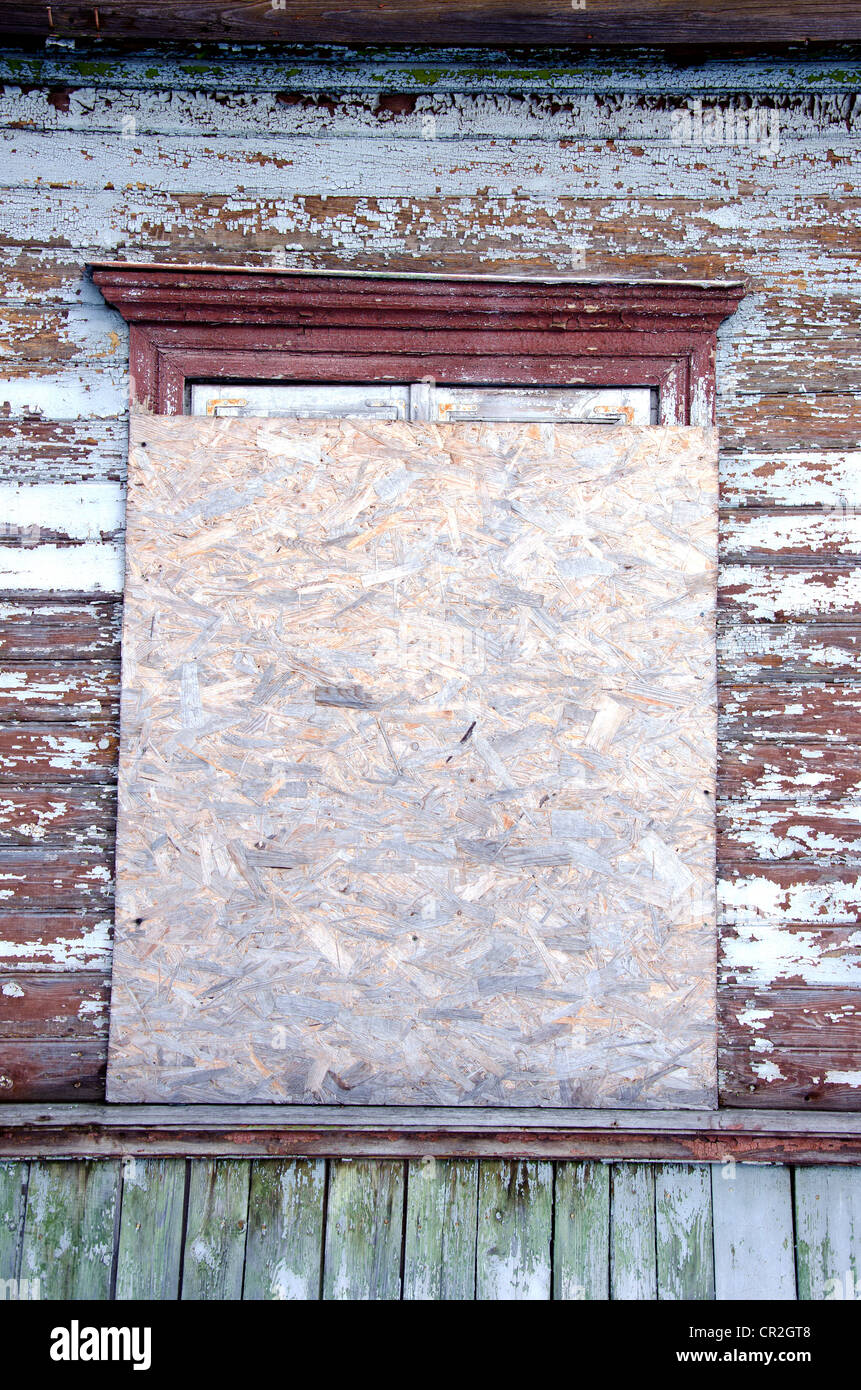 Grunge Dorf Haus Fenster genagelt-Up mit Holz Spanplatten aufgegeben. Antike Architektur Hintergrund. Stockfoto