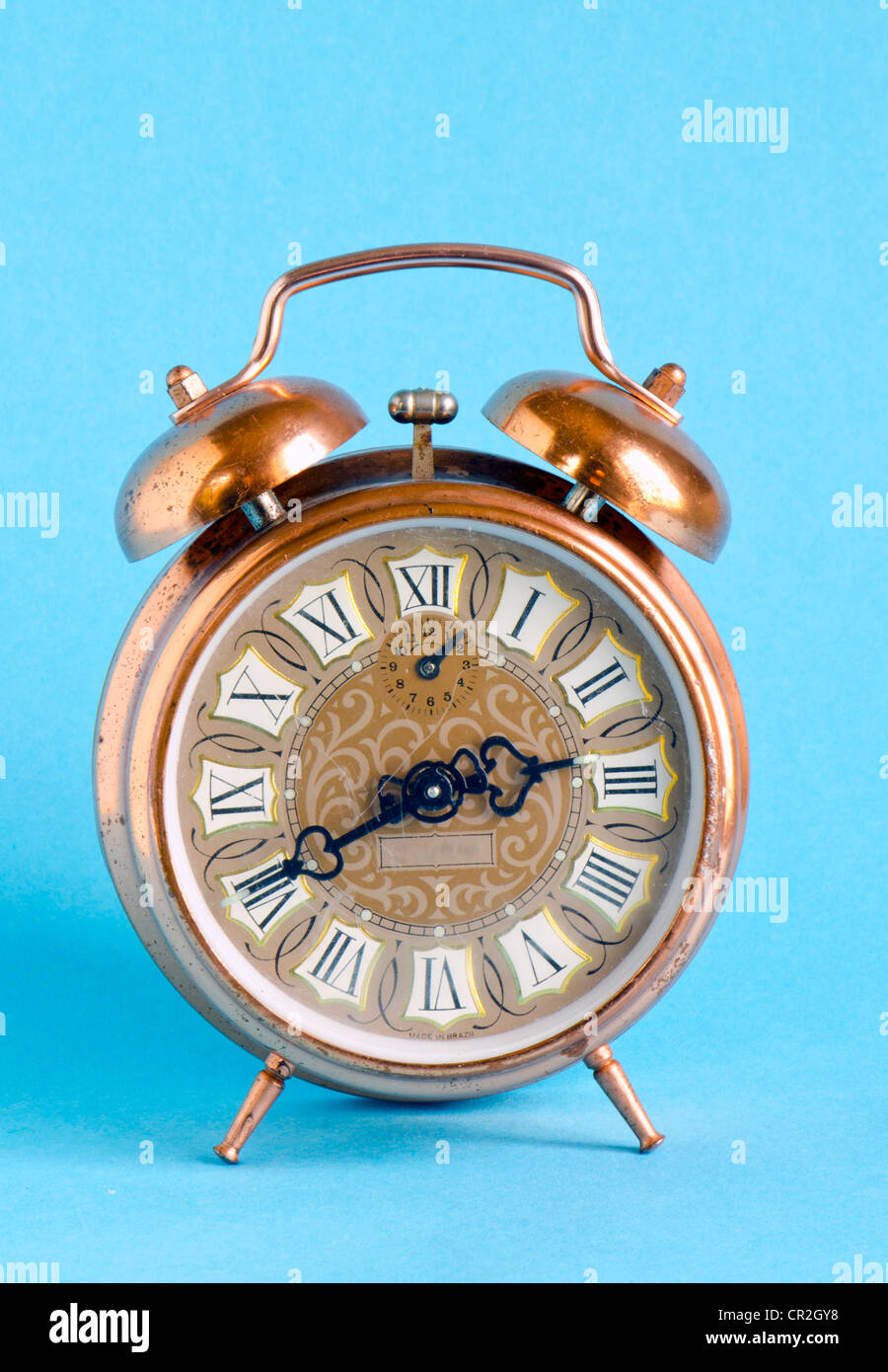 Retro Vintage Uhr mit römischen Zahlen auf blauen Hintergrund. Antike alte Objekt. Stockfoto