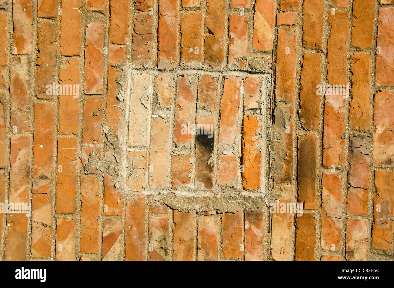 Roten Backsteinmauer. Fragment der Mauer mit eingemauerten