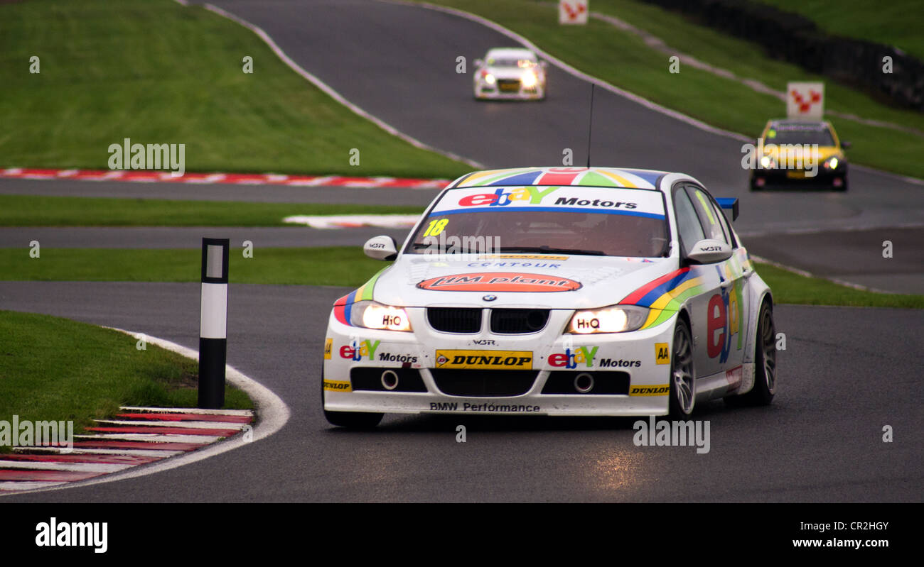 BMW Kurvenfahrt während des Trainings der britischen Tourenwagen am Oulton Park, England, 9. Juni 2012 Stockfoto