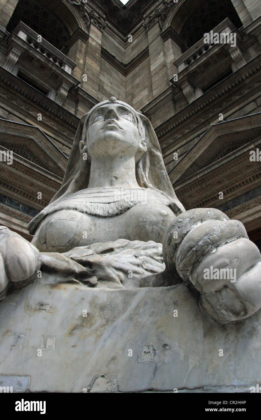 Die Sphinx-Statue außerhalb der ungarischen Staatsoper (Ungarisch: Magyar Állami Operaház) ist eine Neo-Renaissance-Oper. Stockfoto