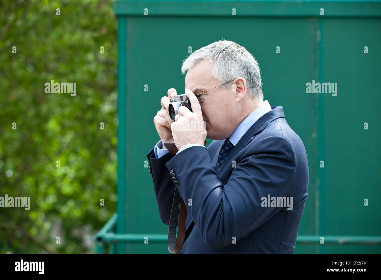 Huw Edwards BBC-Journalisten beobachten Trooping die Farbe, Horse Guards Parade, London, England. Stockfoto