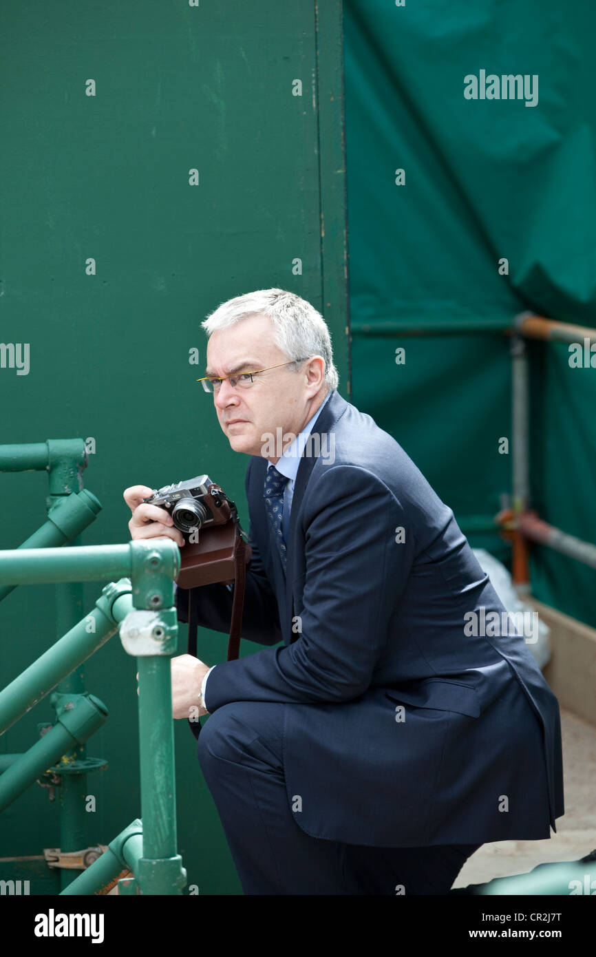 Huw Edwards BBC-Journalisten beobachten Trooping die Farbe, Horse Guards Parade, London, England. Stockfoto