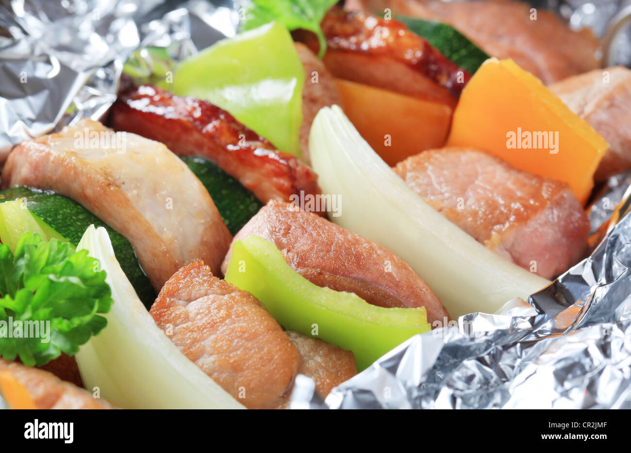 Schweinefleisch und Gemüse Spieße in Alufolie Stockfoto