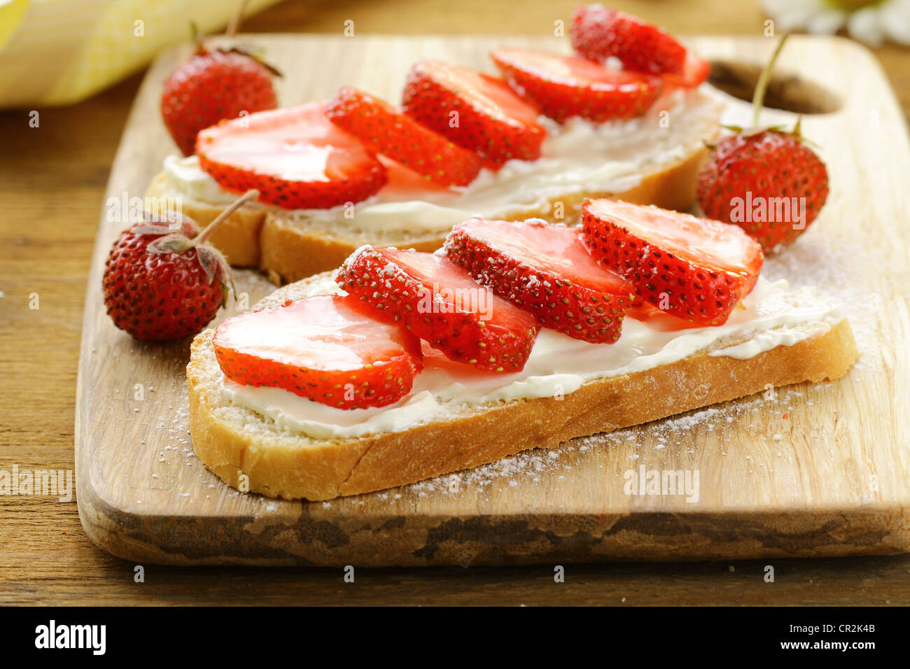 Dessert-Sandwiches mit Erdbeer und Weichkäse Stockfoto