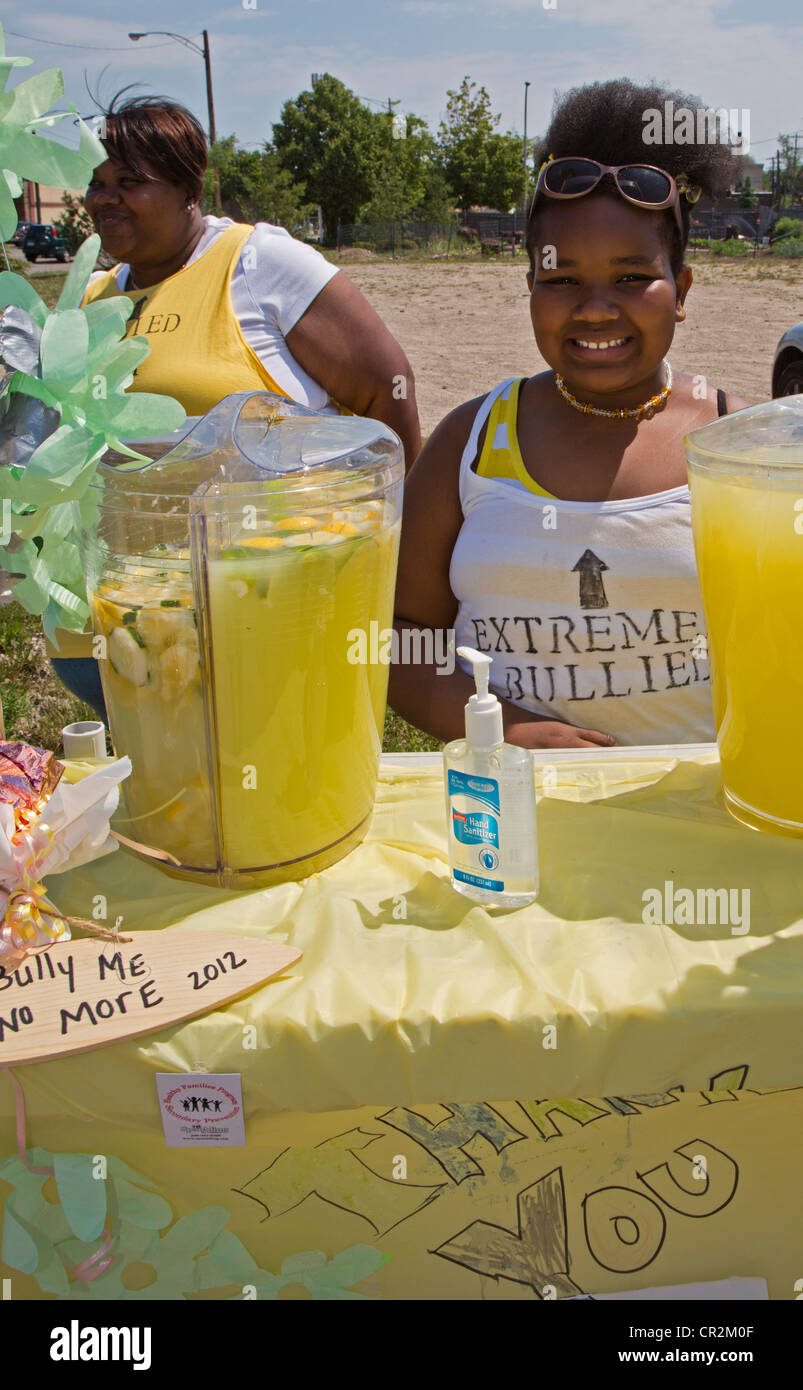 Detroit, Michigan - ein Mädchen, das 'extrem gemobbt worden ist' verkauft Limonade zur Sensibilisierung für das Mobbing Problem. Stockfoto