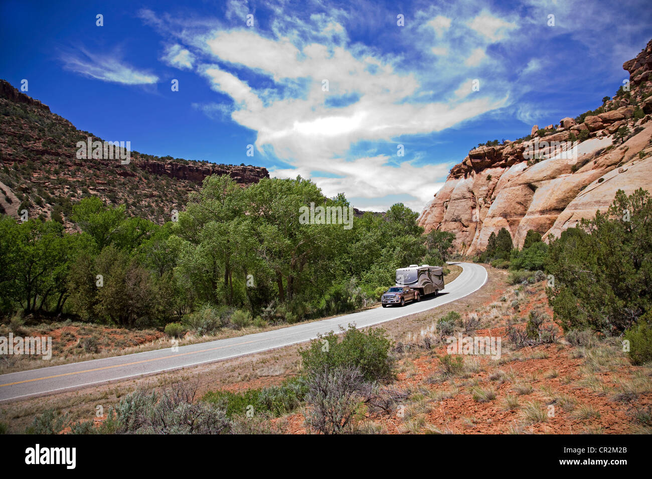 Ein RV navigiert die schmale Straße in Indian Creek Canyon, Canyonlands National Park, Utah. Stockfoto