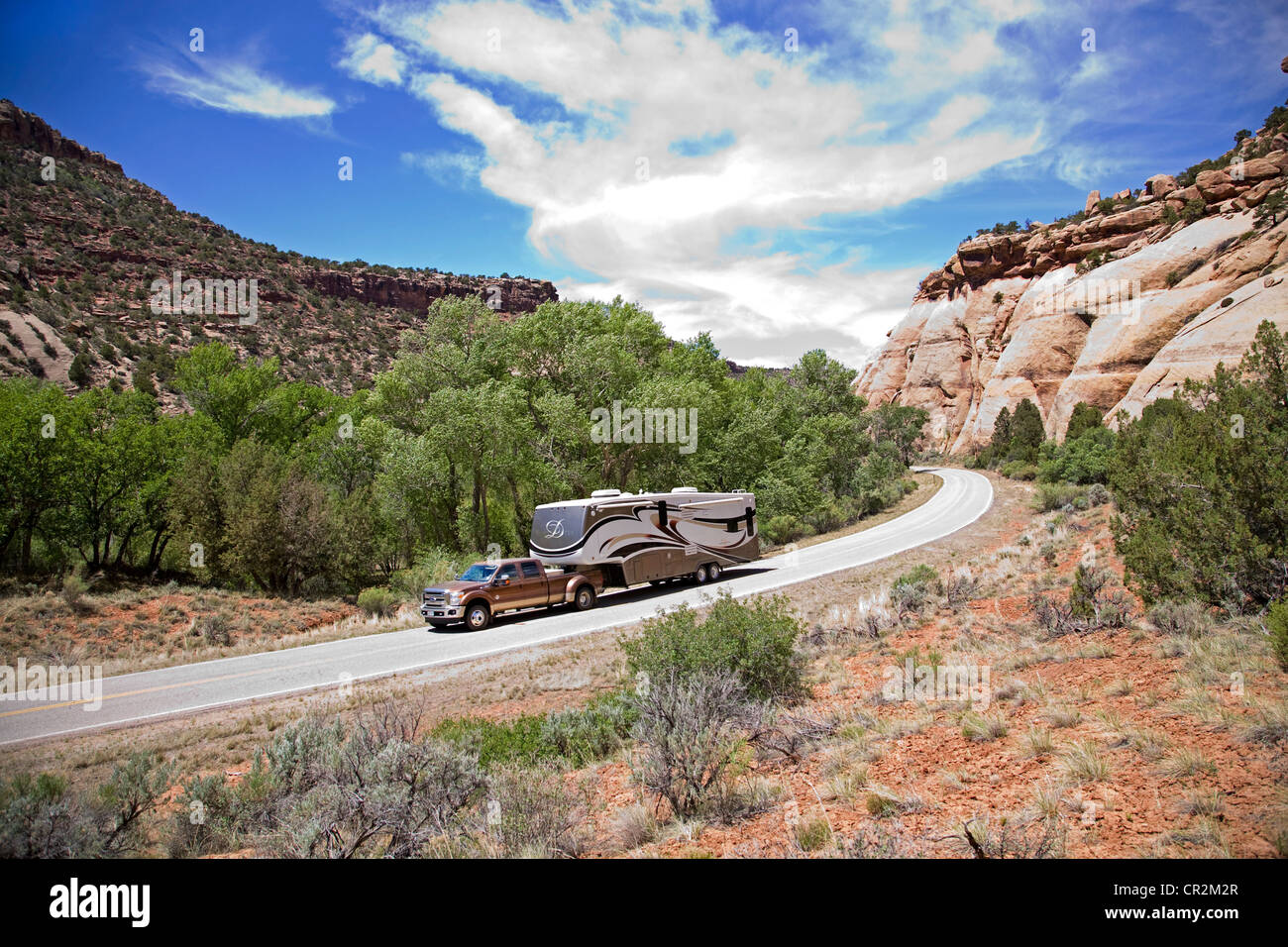 Ein RV navigiert die schmale Straße in Indian Creek Canyon, Canyonlands National Park, Utah. Stockfoto