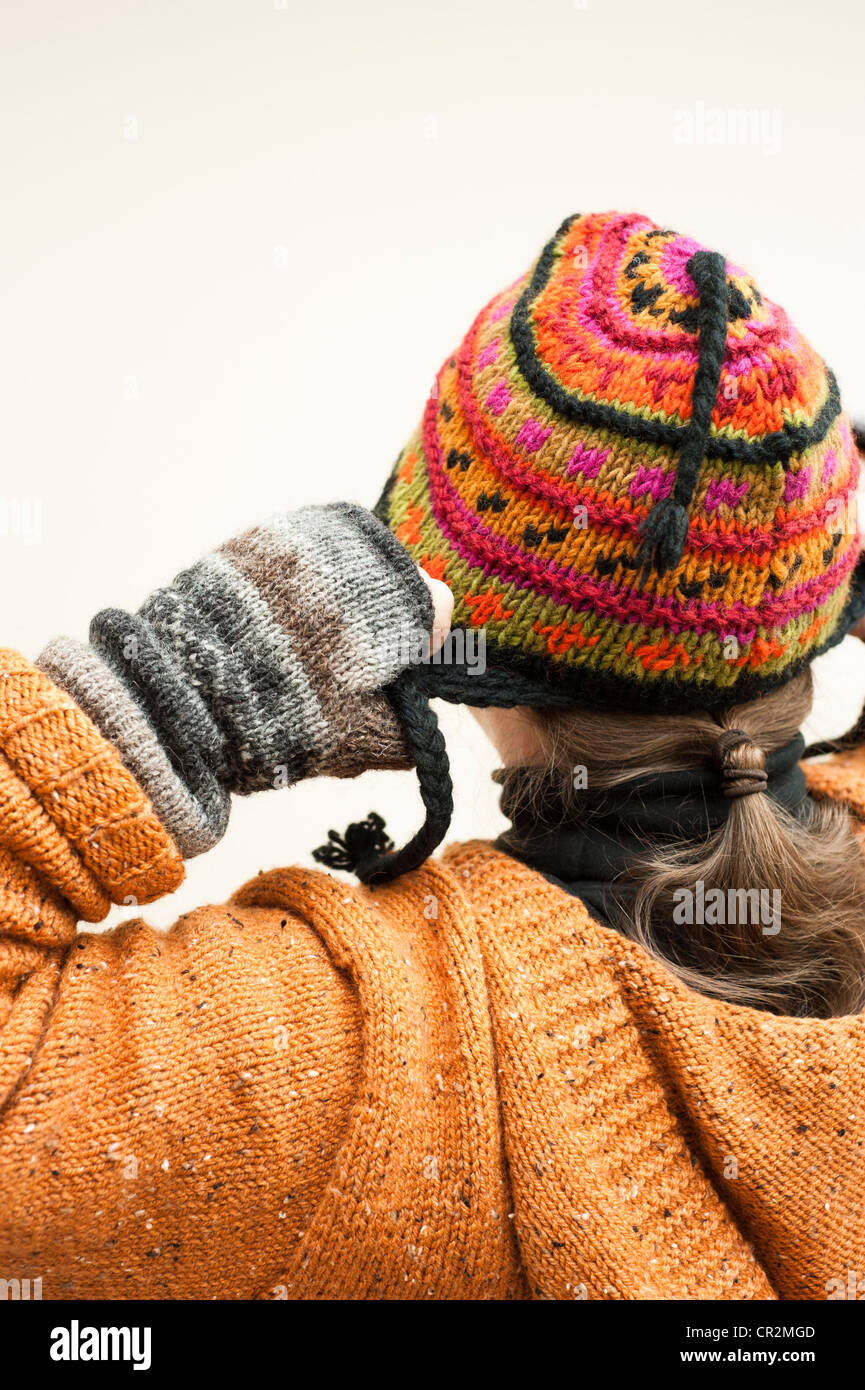 Mann, der eine wollene Mütze Stockfoto