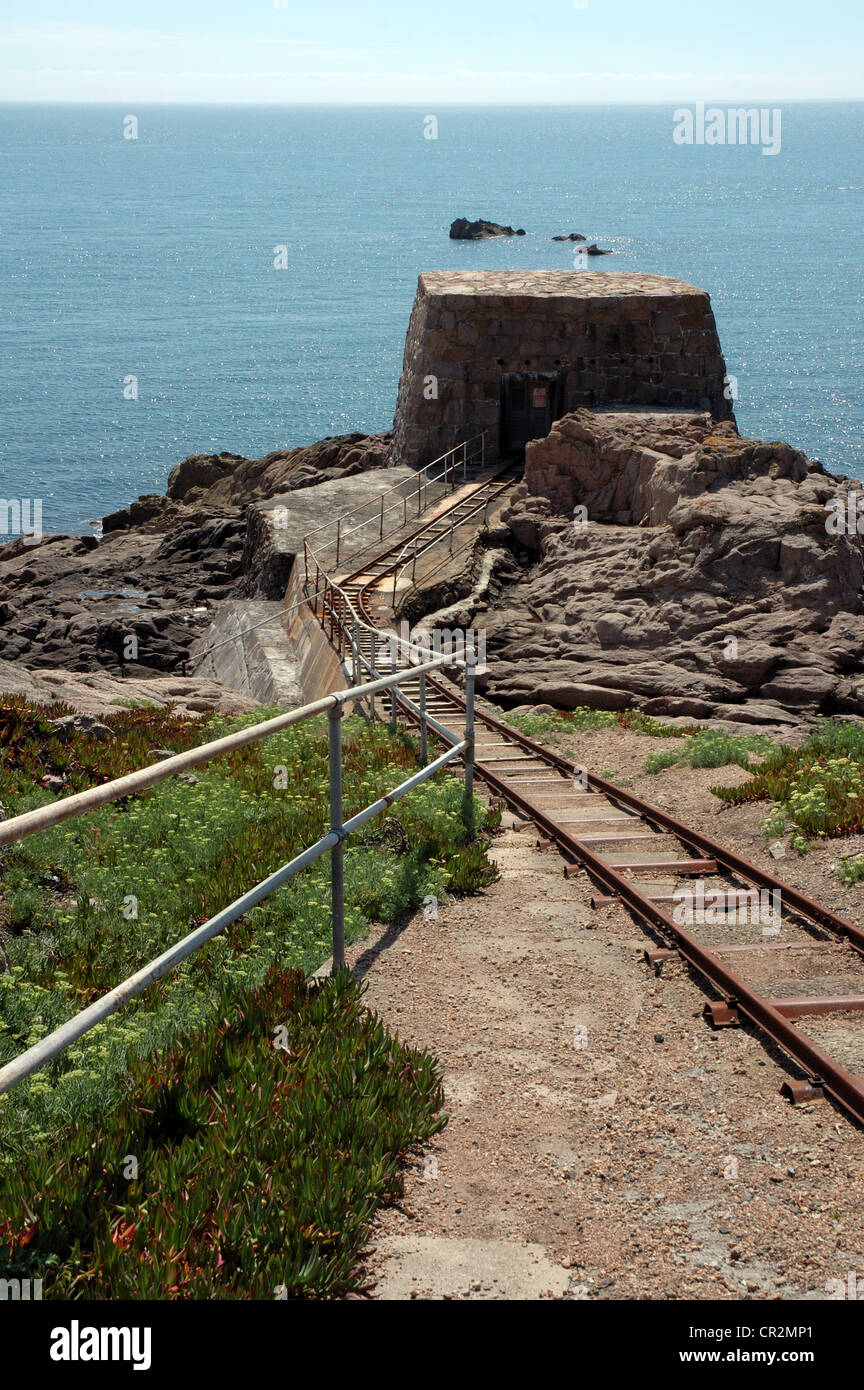 Straßenbahn Spur im stillgelegten Steinbruch, Jersey Wasser Entsalzungsanlage in La Rosière, Jersey, Kanalinseln Stockfoto