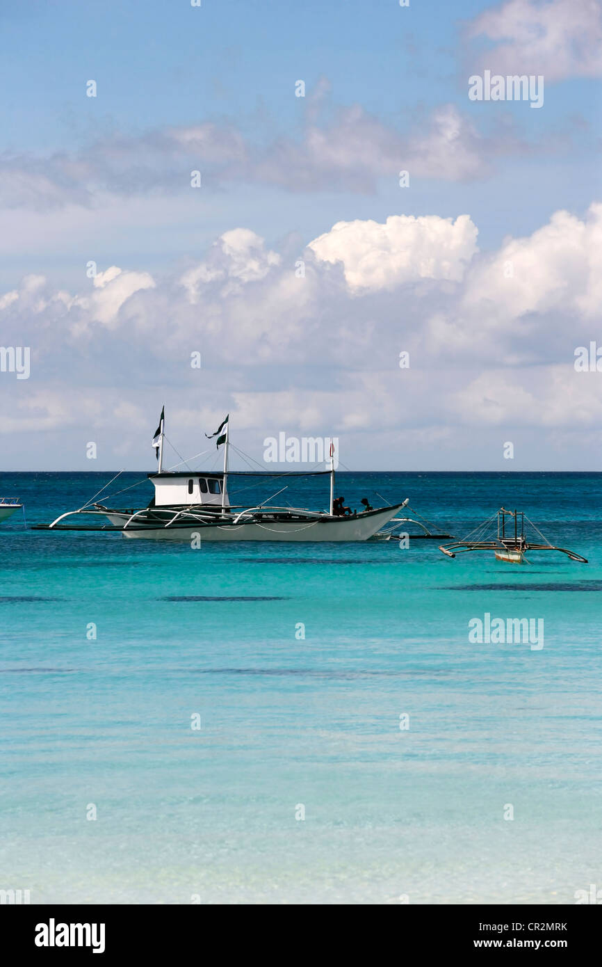 Traditionelle philippinische Boot in einer Bucht. Insel Boracay Stockfoto