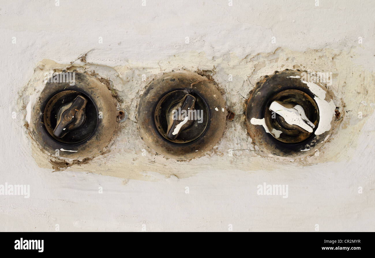 drei Vintage Lichtschalter in einer Reihe Stockfoto