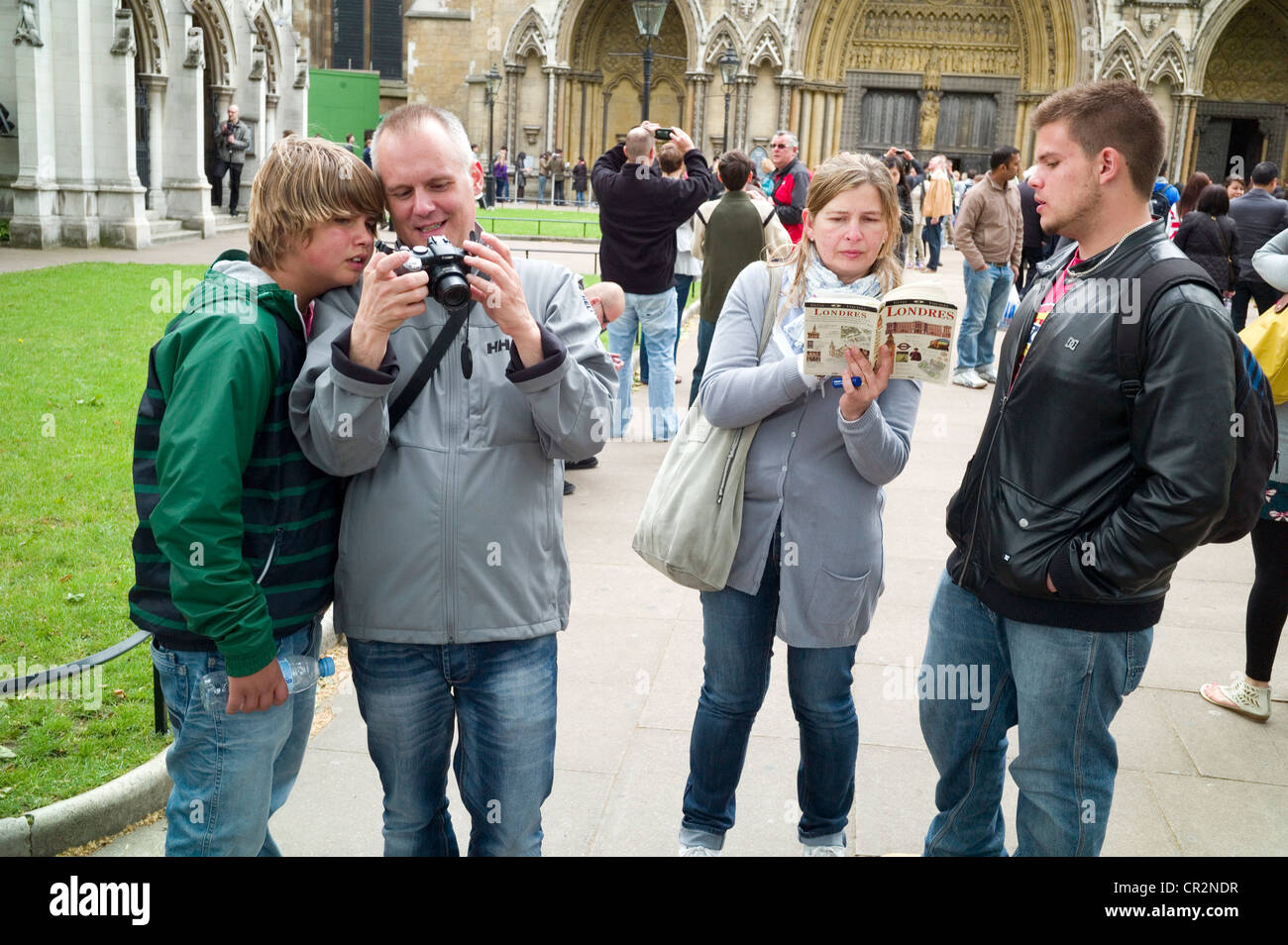 Eine Gruppe von Touristen außerhalb von Westminster Abbey London UK Stockfoto