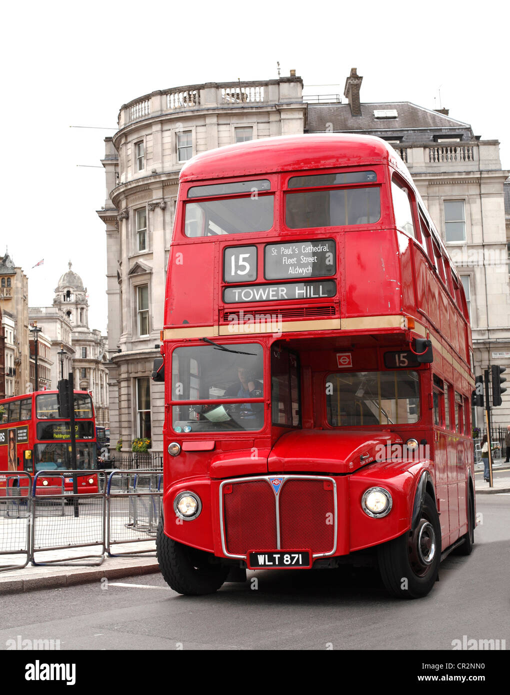 Einem roten Routemaster Bus auf einer Londoner Straße. Stockfoto