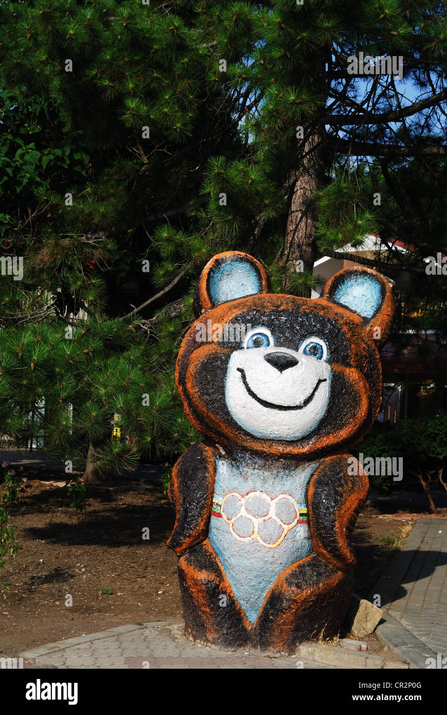 Statue von Braunbären (das Maskottchen der Olympischen Spiele in Moskau 1980) in Aluschta, Krim, Ukraine Stockfoto