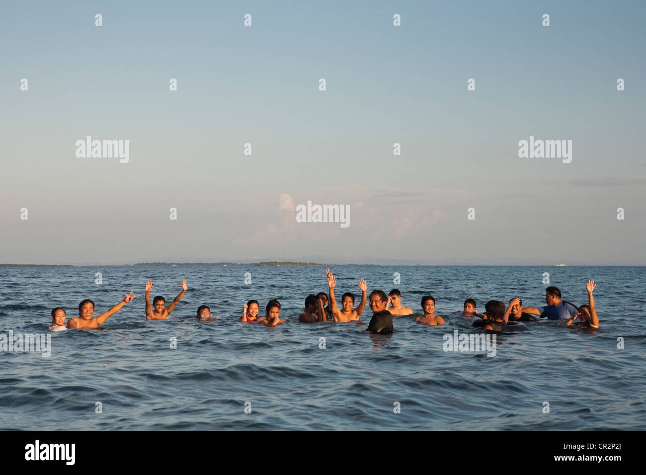 Filipinos, Schwimmen im Meer in Palm Beach. Lapu-Lapu City, Metro Cebu Mactan Island, Visayas, Philippinen. Stockfoto