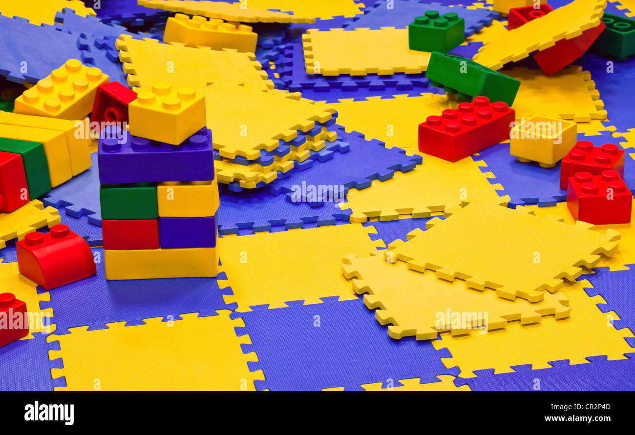 Hintergrund mit bunten Kunststoff-Spielzeug Ziegel und Teppiche Stockfoto