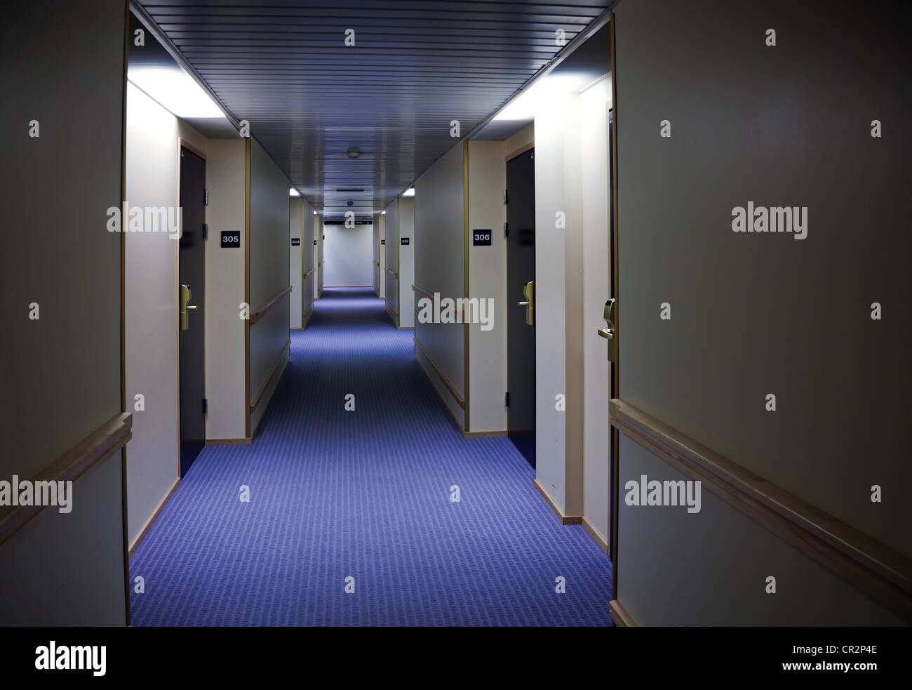 Abstrakte dunklen Korridor Interieur mit Türen und Raumnummern Stockfoto