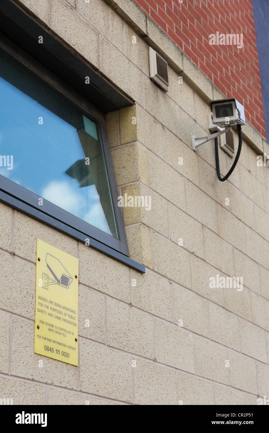 CCTV-Kamera montiert auf einem Gebäude Stockfoto