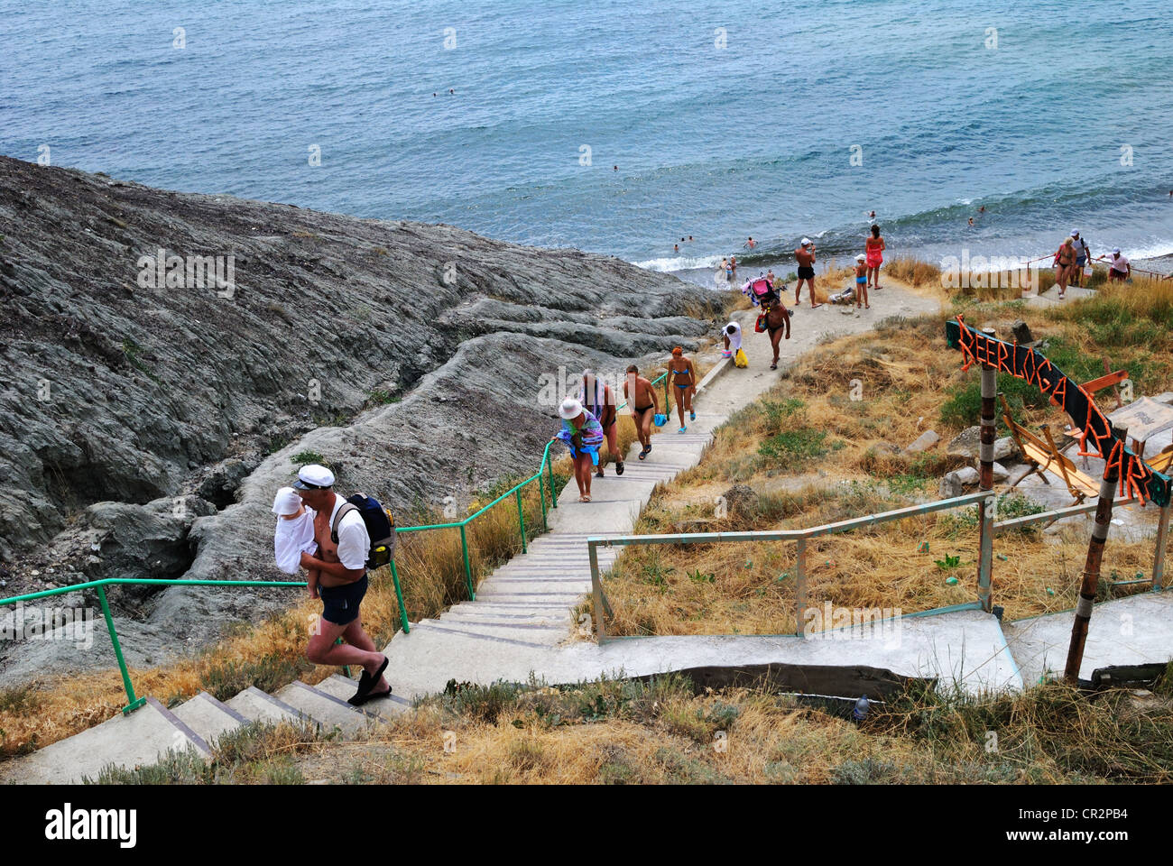 Die Leiter klettern vom Strand, Ordschonikidse (Siedlung von Feodossija), Krim, Ukraine Stockfoto
