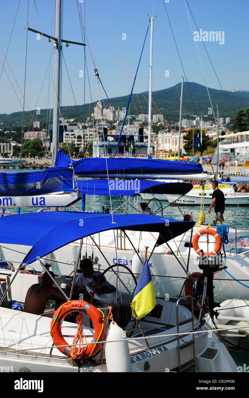 Segelboote vor Anker in der Marina, Jalta, Krim, Ukraine Stockfoto