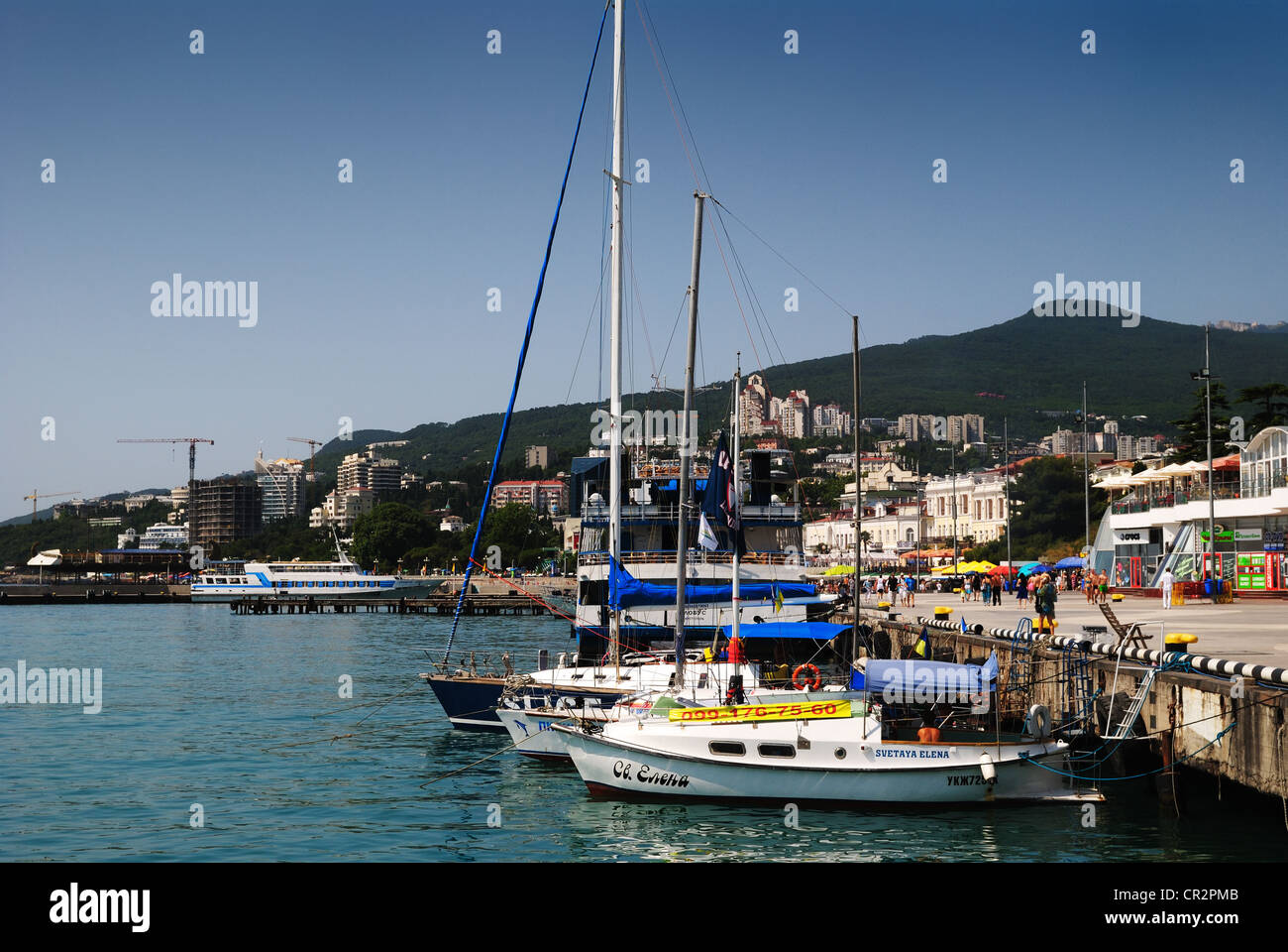 Segelboote vor Anker in der Marina, Jalta, Krim, Ukraine Stockfoto