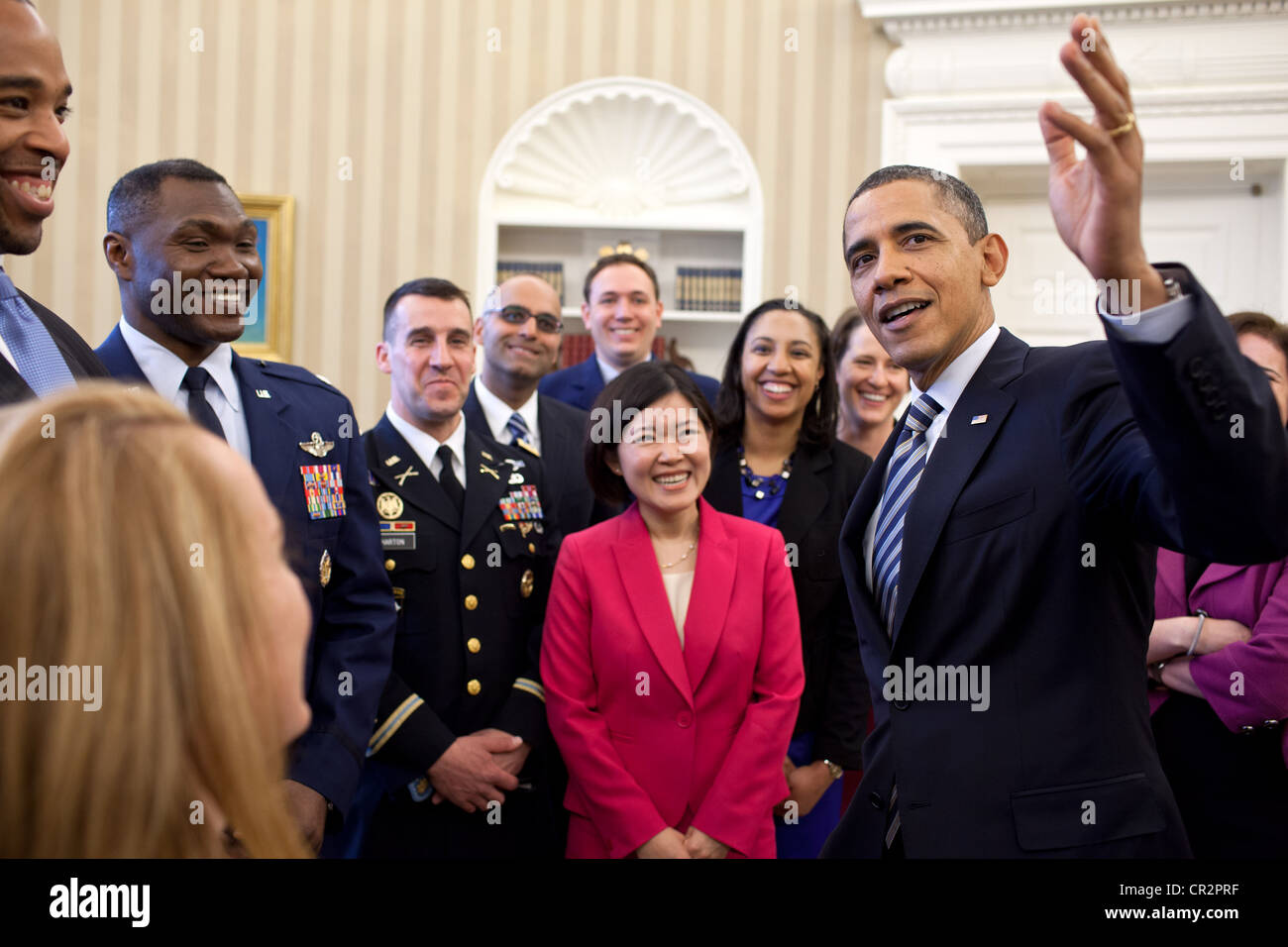 Präsident Barack Obama spricht mit den Stipendiaten 2011 - 2012 White House im Oval Office, 12. März 2012. Stockfoto