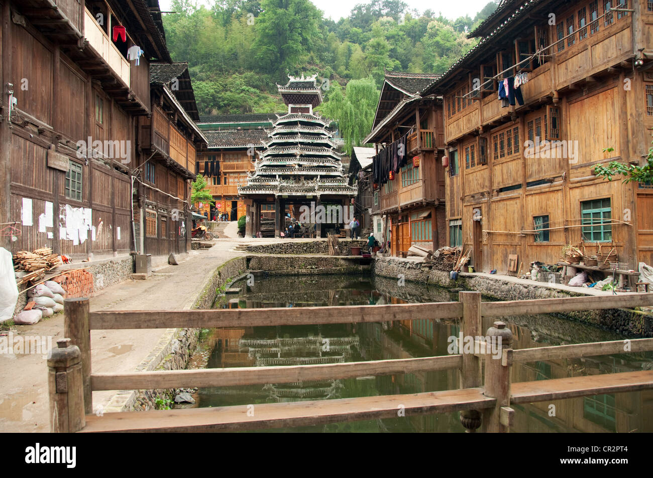 Eine alte Drum Tower in der Nähe von einer Fläche von Wasser, Zhaoxing Dong Dorf, Südchina Stockfoto